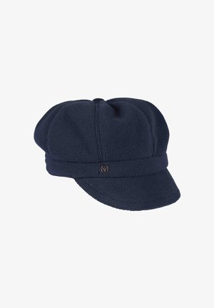 Marineblaue Fleece-Mütze mit runder Krone, verlängertem Schirm und einem horizontalen Band mit einem metallischen Emblem auf der Vorderseite.