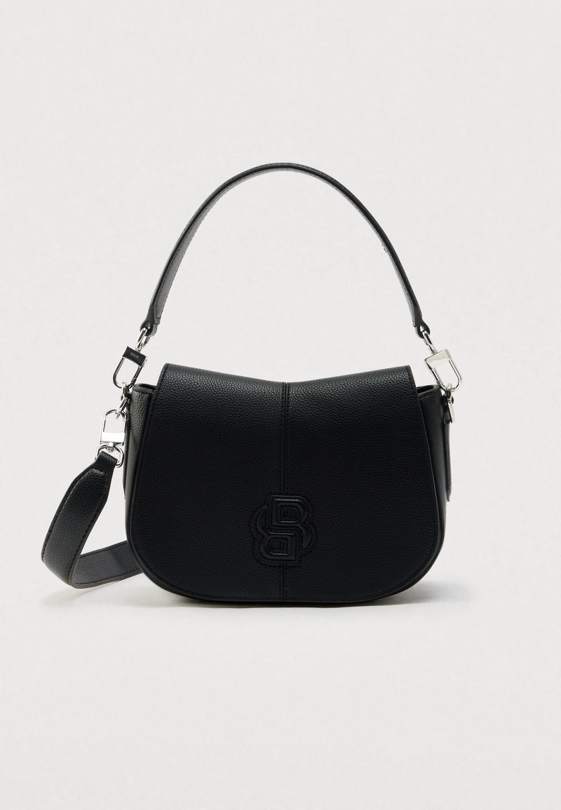 Čierna kožená kabelka cez rameno s oblým tvarom, na prednej strane s vyrazeným logom a odnímateľným ramenným popruhom.