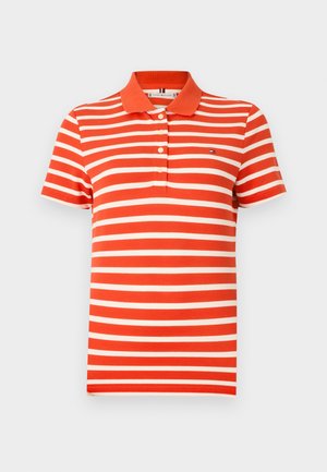 Rövid ujjú galléros póló narancssárga és fehér vízszintes csíkokkal, három gombos kikönnyítéssel és kis logóval a bal mellrészen.
