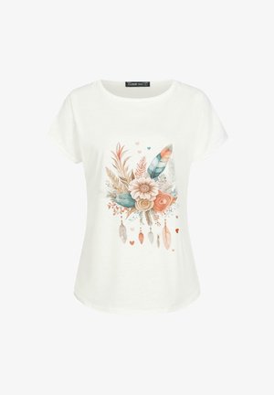 Camiseta blanca de manga corta con un diseño floral y de plumas en tonos pastel de rosa, azul y verde, con corazones y acentos colgantes.