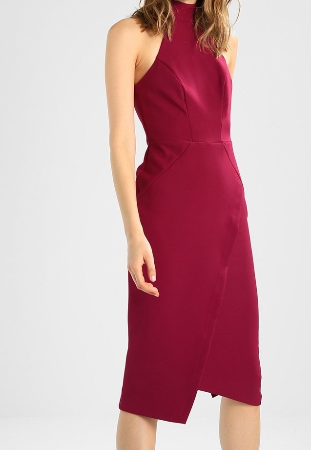 Burgunderfarbenes, ärmelloses Kleid mit hohem Kragen, tailliertem Oberteil und asymmetrischem Wickelrock in knielanger Länge, aus einem glatten, elastischen Stoff gefertigt.