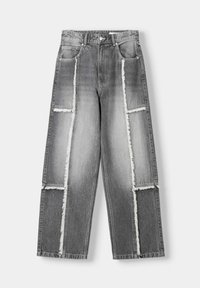 Džíny z šedého denimu s vysokým pasem a širokými nohavicemi, zdobené roztřepenými záplatami a předními kapsami, s knoflíkovým zapínáním a poutky na pásek.