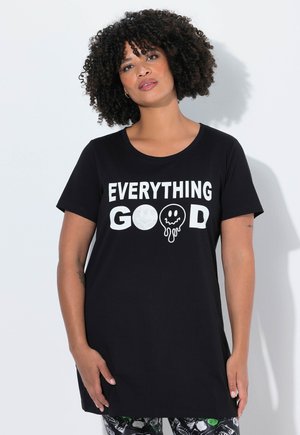 Camiseta negra de algodón con cuello redondeado, con texto en blanco "EVERYTHING GOOD" y un diseño de carita sonriente. Manga corta, corte holgado.
