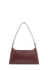 Borsa a spalla in pelle bordeaux con forma curva, cinturino sottile e texture liscia; presenta hardware minimale e un design elegante.