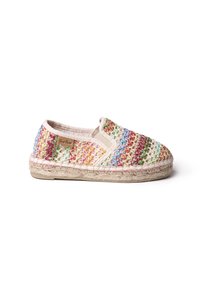 Zapato deslizante de tejido multicolor con un upper texturizado, paneles elásticos en los laterales y una suela de cuerda de yute. Presenta una pequeña etiqueta de marca.
