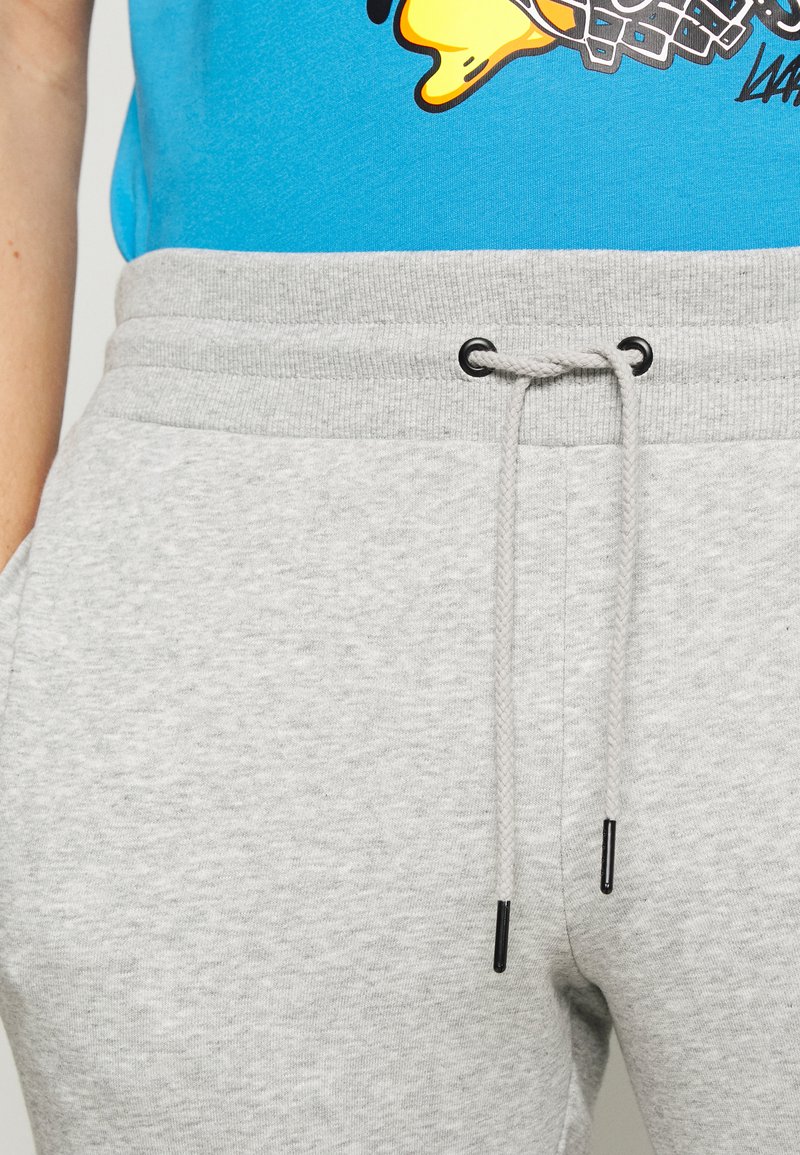 Herren Trainingsanzüge | New Balance HOOPS ESSENTIAL PANT Jogginghose grey/grau - RP15920 Herren Trainingsanzüge | New Balance HOOPS ESSENTIAL PANT Jogginghose grey/grau - RP15920