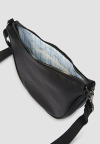 Schwarze Leder-Umhängetasche mit strukturiertem Finish, Reißverschluss und hellblau gestreifter Innenfutter. Mit verstellbarem Riemen und Innenfächern.