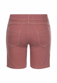 Rosa Denim-Shorts mit taillierter Passform, ausgestattet mit zwei hinteren Taschen, sichtbaren Nähten und einer glatten Textur.