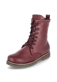 Bordeaux leren enkellaars met ronde neus, vetersluiting aan de voorkant en een lus tab. De gestructureerde rubberen zool heeft een robuust profiel voor grip.
