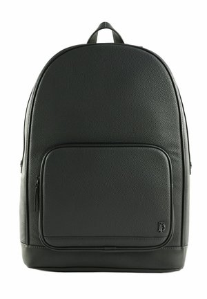 Sac à dos en cuir noir texturé avec poche avant zippée et petit logo embossé en bas à droite.