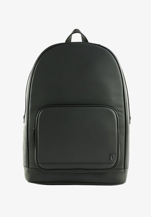 Sac à dos en cuir noir texturé avec poche avant zippée et petit logo embossé en bas à droite.