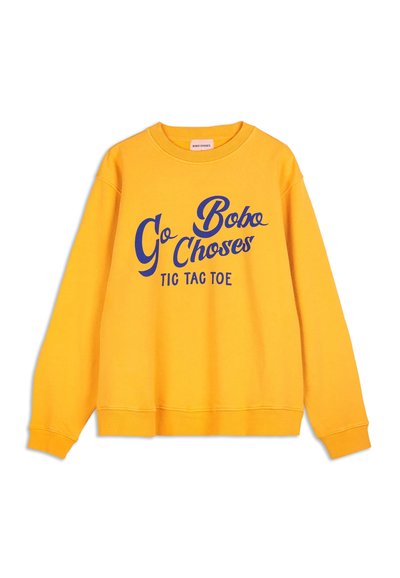 Felpa gialla a maniche lunghe con testo blu che dice "Go Bobo Choses TIC TAC TOE" sul davanti, colletto rotondo e polsini e orlo a coste.