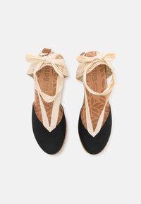Espadrilles nere in tela con un nastro beige testurizzato, una scollatura a forma di V e una soletta imbottita con motivo.