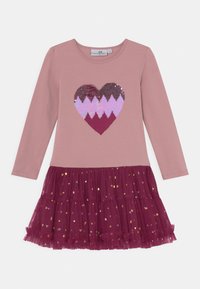 Růžové šaty s dlouhým rukávem a designem vyšívaného srdce. Sukně má vrstvený bordo tyl se zlatými vzory srdcí. Měkká bavlněná látka.
