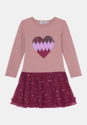 Różowa sukienka z długimi rękawami zdobiona cekinowym sercem. Spódnica z warstwowego bordowego tiulu z złotymi sercami. Wykonana z miękkiej bawełny.