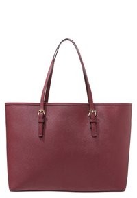 Burgunderfarvet skuldertaske lavet af tekstureret syntetisk materiale. Har to håndtag og guldfarvede metaldetaljer. Rektangulær form med flad bund.