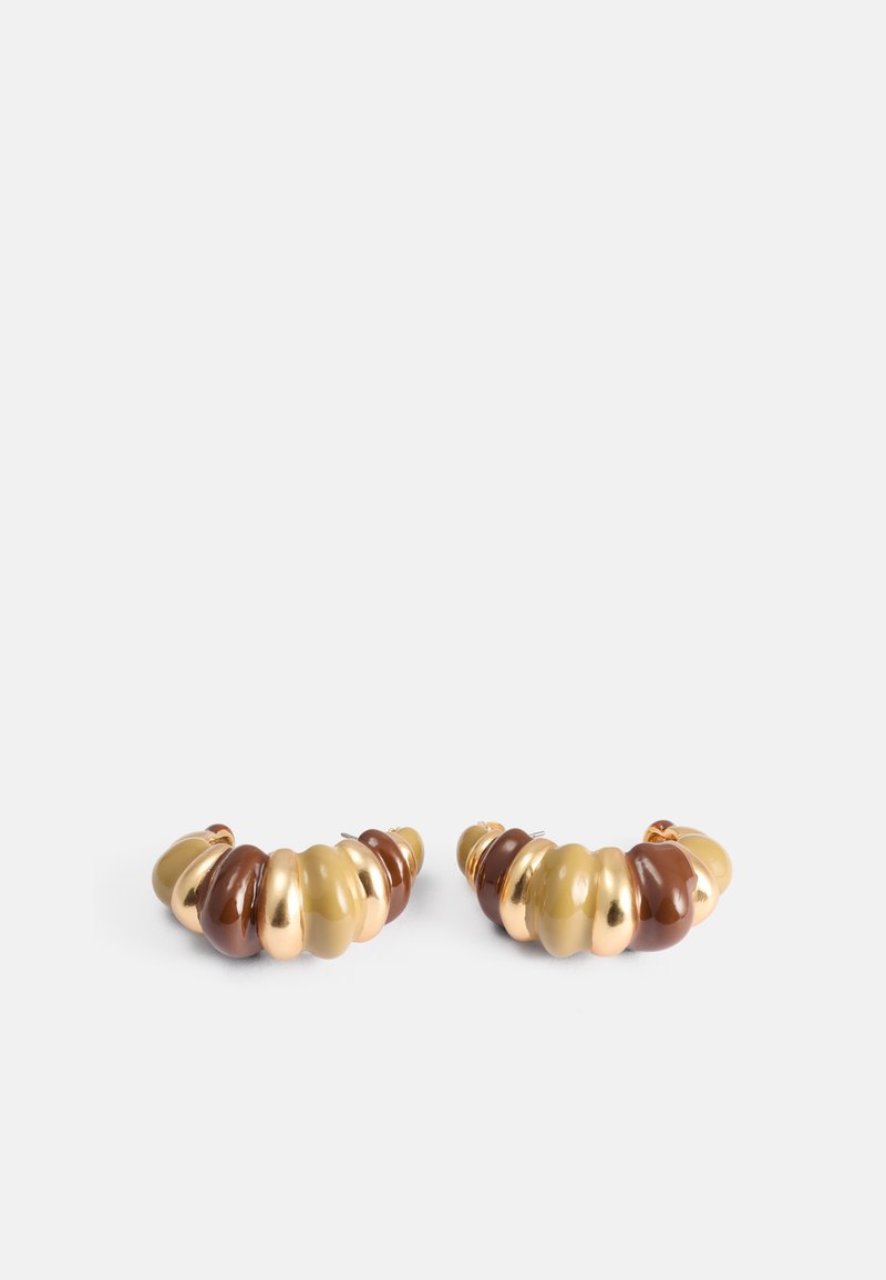 Boucles d'oreilles en spirale dorées et marron avec une finition lisse et brillante. Présentent un design arrondi en dégradé avec plusieurs éléments courbés.