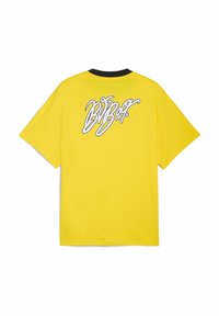 Gul bomulds t-shirt med korte ærmer, sort crew neck og hvidt skriftlogo på ryggen, med en løs, afslappet pasform.