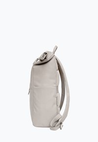 Grå rulltopp ryggsäck gjord av strukturerad tyg; har justerbara remmar, en framficka och en snygg, strömlinjeformad form.