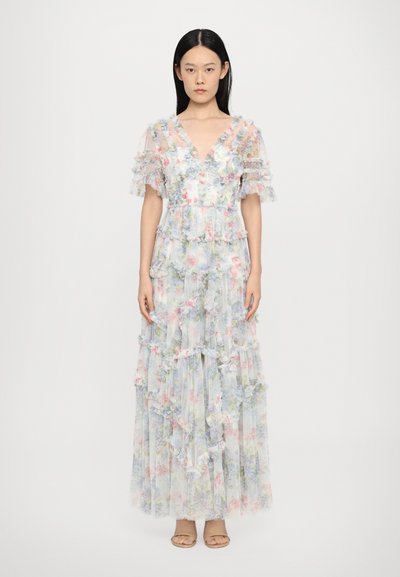Robe maxi à imprimé floral en tissu transparent, avec des manches volantées, un décolleté en V profond et des volants superposés dans des couleurs pastel.