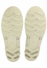 Witte rubberen schoenzolen met een zigzagloopvlakpatroon, kleine verhoogde stippen en cirkelvormige accenten nabij de hiel, gemarkeerd met "MADE IN LITHUANIA."