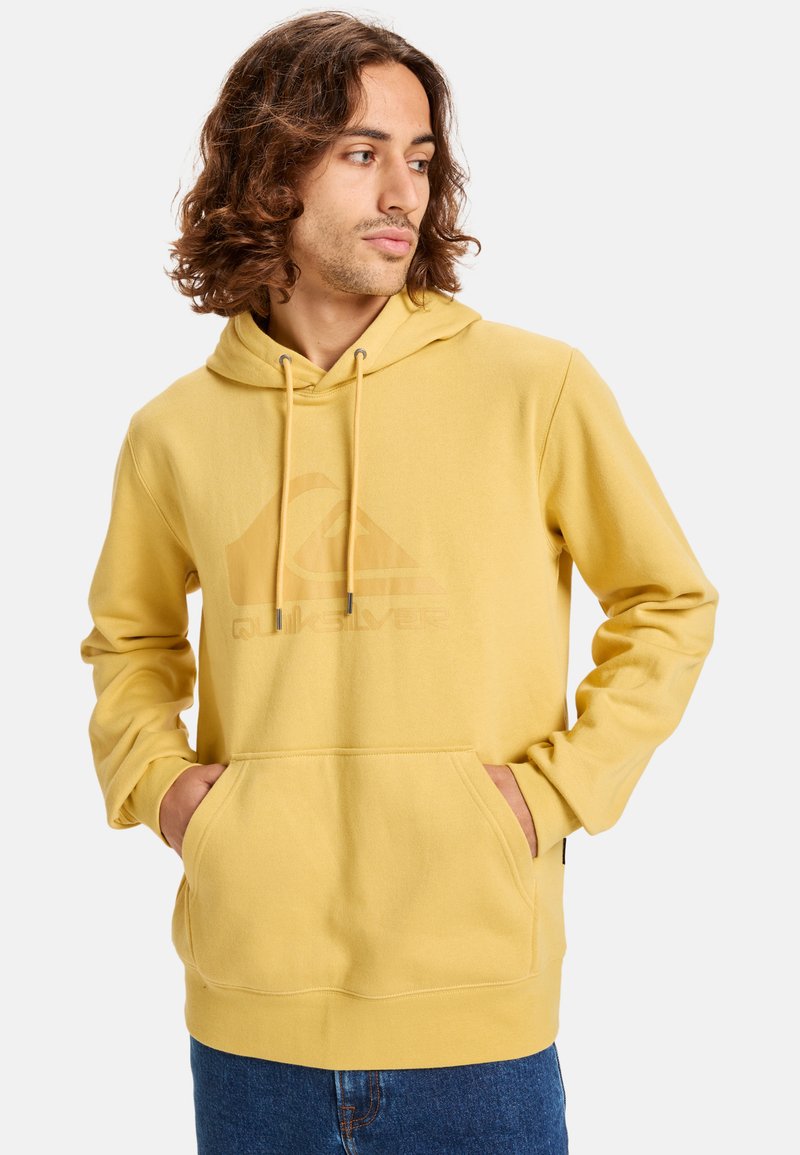 Sudadera con capucha amarilla en tela suave, con un bolsillo tipo canguro en la parte frontal, capucha con cordones y logotipo en relieve en el pecho.