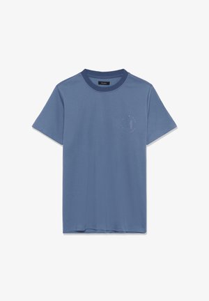 Zils kokvilnas T-krekls ar apaļu kaklu un īsām piedurknēm. Uz kreisās krūtis viegli redzams logotips. Gluda tekstūra, ikdienišķa piegriezuma.