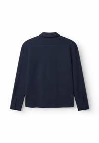 Tengerészkék hosszú ujjú ing texturált anyagból, gallérral és gombos mandzsettával, tiszta hátoldallal és látható minták nélkül.