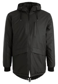 Svart vinterjacka med huva, framzipper, dragsnören på huvan och nederkanten, ribbade ärmslut och ett vertikalt bröstfack på vänster sida.