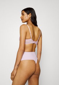 Spanx SPANXSUPERSMOOTH™ UNDIE-TECTABLE® THONG - Tanga - luxe lilac