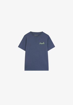 Marineblauw katoenen T-shirt met korte mouwen en een ronde halslijn. Heeft een groen tekstlogo op het linkerborstgebied. Gladde textuur.