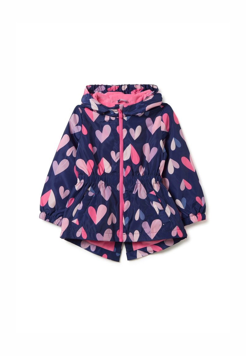 Veste navy résistante à l'eau avec des motifs de cœurs roses et blancs, taille élastique et capuche. Elle possède une fermeture éclair à l'avant et des poignets élastiques.
