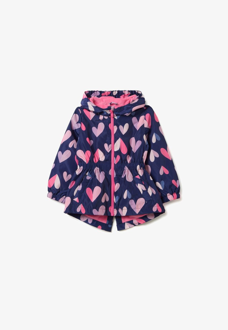 Chaqueta navy resistente al agua con patrones de corazones en rosa y blanco, cintura elástica y capucha. Cuenta con una cremallera frontal y puños elásticos.