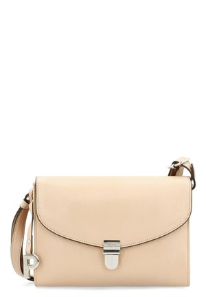 Beige Leder Umhängetasche mit Klappenverschluss, silberner Hardware und verstellbarem Tragegurt. Glatte Textur und minimalistisches Design.