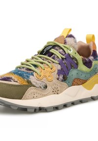 Sneaker multicolore con tomaia testurizzata, caratterizzata da un tessuto soffice, sovrapposizioni sintetiche e lacci verdi. Suola spessa con design di battistrada grigio.