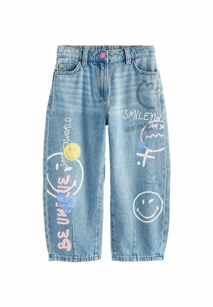 Jeans din denim bleu deschis, cu o croială relaxată, având imprimeuri grafice multicolore, motive cu fețe zâmbitoare și fraze pe ambele picioare.