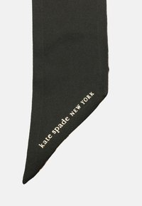 Zwarte zijden sjaal met spitse uiteinden, voorzien van het merk "kate spade NEW YORK" in gouden letters nabij de rand. Glad van structuur.