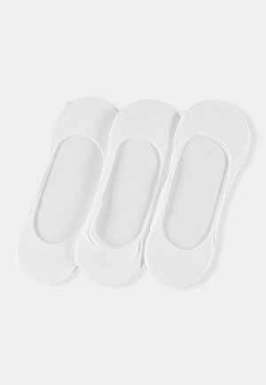 Trois paires de socquettes blanches invisibles disposées côte à côte sur un fond clair.