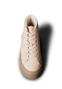 Beige hoge sneaker met een glad suède bovenwerk, ronde neus en tonale veters. Voorzien van een dikke beige rubberen zool en zachte binnenvoering.