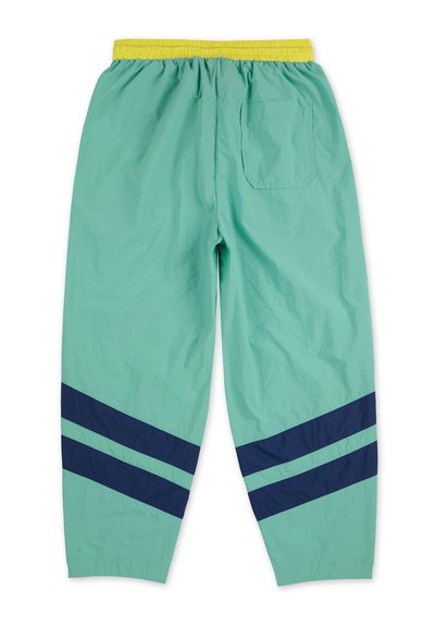 Hellgrüne Hose mit einem gelben elastischen Bund und einer hinteren Tasche. Verfügt über zwei dunkelblaue diagonale Streifen nahe dem Saum an jedem Bein.