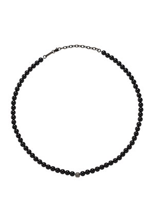 Sort perlekæde med runde, blanke perler og en metallisk accent i midten, sikret med en kædelås.