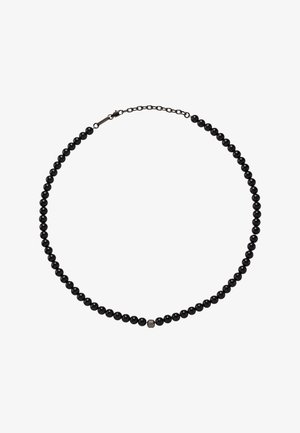 Zwarte kralenketting met ronde, glanzende kralen en een metalen accent in het midden, vastgemaakt met een kettingsluiting.