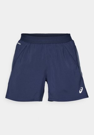 Shorts de sport en marine fabriqués dans un tissu léger et respirant, avec une ceinture élastique, des poches latérales et un accent logo au bas.