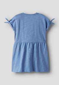 Svijetloplava pamučna haljina s kratkim rukavima s naglascima na vezanje. Dizajn uključuje teksturirani bodice i nabranu suknju.