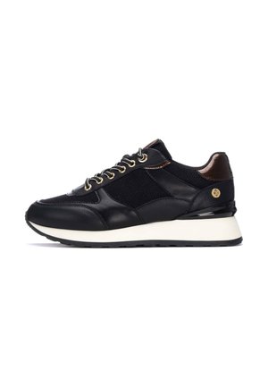 Zapatillas deportivas negras que combinan cuero liso y malla, con detalles en dorado, y una suela media blanca con una suela exterior texturizada negra.