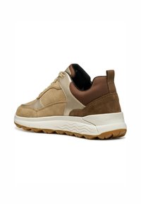 Sneaker beige e marrone con tomaia in suede, dettagli in pelle, intersuola bianca imbottita e suola esterna in gomma testurizzata.