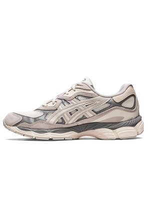 Beiger und grauer Mesh-Laufschuh mit Velour-Überzügen, Schnürverschluss, gepolsterter Sohle und strukturiertem Profil, im Seitenprofil nach links zeigend.