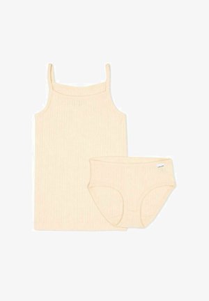Kremowy prążkowany top na cienkich ramiączkach oraz dopasowany prążkowany komplet bielizny na białym tle.