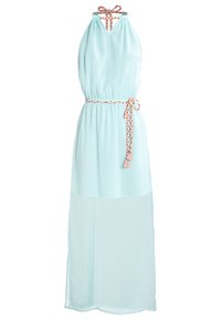 Robe longue bleu clair sans manches avec col licou et ceinture tressée orange et blanche nouée à la taille et au cou.