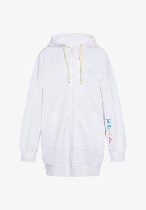 Valge lukuga kapuutsiga pusa, millel on ees tasku ja ülevõetud disain. Omab kollaseid nööre ja mitmevärvilist teksti ühel varrukal. Pehme kangas.